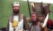 Im frĂźhen Mittelalter durchwandert KĂśnig Artus (Graham Chapman, li.) das noch relativ unbehauste England und schart eine Anzahl edler Recken um sich, mit denen er das Reich von den einfallenden Franzosen befreien und den sagenhaften Heiligen Gral erobern will.