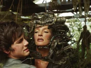 Medusa (Uma Thurman, r.) will unbedingt Percy (Logan Lerman, l.) und seine Freunde ihrem steinernen Panoptikum zuf&uuml;hren ...