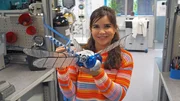 Anna mit der Roboter-Libelle im Bionik-Labor der Firma Festo. Anna mit der Roboter-Libelle im Bionik-Labor der Firma Festo.
