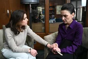 Simone (Tatjana Clasing, r.) l&auml;sst vor Gabriella (Bianca Hein) einen Moment der Schw&auml;che zu.