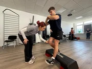 In Bewegung zu bleiben, ist wichtig bei Knie- und Gelenkschmerzen. Ein neues Training hei&szlig;t GLA:D und steht f&uuml;r "Gutes Leben mit Arthrose in D&auml;nemark". Dort wurde das Physiotherapieprogramm entwickelt und wissenschaftlich erprobt.