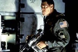 Um seine Besatzung auf der Rettungsmission zu sch&uuml;tzen, setzt sich Captain Miller (Lawrence Fishburne) selbst der gr&ouml;&szlig;ten Gefahr aus ...