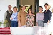 v.li.: Stephan (Christoph Maria Herbst), Elisabeth (Caroline Peters), Ren&eacute; (Justus von Dohn&aacute;nyi), Dorothea (Iris Berben), Anna (Janina Uhse), Thomas (Florian David Fitz).