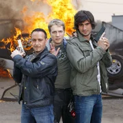 In der Jubil&auml;umsepisode ist Comedian Oliver Pocher (M.) zu sehen, der als verr&uuml;ckter aber liebenswerter Verschw&ouml;rungstheoretiker Oliver Sturm den Kommissaren Semir Gerkhan (Erdogan Atalay, l.) und Ben J&auml;ger (Tom Beck) dabei hilft, ein t&ouml;dliches Virus zu vernichten.