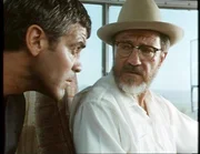 Seth (George Clooney, li.) und sein Bruder haben den Priester Jacob (Harvey Keitel) und seine beiden Kinder entf&uuml;hrt und fliehen nun in Richtung mexikanische Grenze..