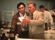 Dr. Quincy (Jack Klugman) und Sam (Robert Ito)
