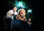 v.li.: Benny Lenz (Julius Weckauf), Catweazle (Otto Waalkes).