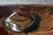 Die markante Biegung des Colorado Rivers im Grand Canyon wird aufgrund ihrer au&szlig;ergew&ouml;hnlichen Form auch &bdquo;Hufeisenkurve&ldquo; genannt.