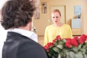 Kathi (Mandy Neidig) traut ihren Augen nicht, als Manuel (Daniel Sellier) mit einem Meer aus Rosen vor ihrer T&uuml;r auftaucht.