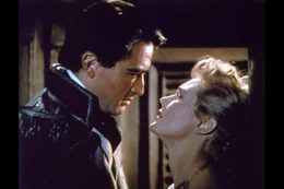 Kurz vor ihrer Ankunft in England treffen Kapit&auml;n Hornblower (Gregory Peck, li.) und Lady Barbara (Virginia Mayo, re.) unter Deck aufeinander. Sie gestehen sich ihre Liebe, die jedoch keine Zukunft hat, da beide bereits vergeben sind.