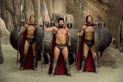 Sonio (Travis Van Winkle, l.); Leonidas (Sean Maguire, M.); Captain (Kevin Sorbo, r.)