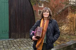 Edelgard Grothey mit dem Koffer, den ihre Gro&szlig;mutter bei der Flucht von Ostpreu&szlig;en nach Friedland bei sich hatte.