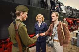 Die Lokf&uuml;hrerin Edith Salzmann (Luisa-C&eacute;line Gaffron) und der DEFA-Filmreporter Kurt Blochwitz (Vincent Redetzki, re.) bei der Grenzkontrolle.
