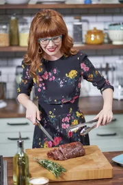 Mary bereitet f&uuml;r ihre Freundin Sarah ein Fleisch- und Kartoffelgericht zu.