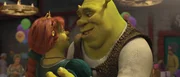 Eigentlich f&uuml;hrt Shrek (r.) ein perfektes Leben: Er hat in Fiona (l.) eine f&uuml;rsorgliche Ehefrau gefunden und ihre  drei kleinen Oger-Babys halten die Beiden auf Trab. Dennoch sehnt sich Shrek nach seinem Leben als richtiger Oger zur&uuml;ck ...