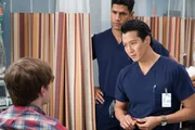 Dr. Jared Kalu (Chuku Modu) und Dr. Alex Park (Will Yun Lee, r.) Dr. Jared Kalu (Chuku Modu) und Dr. Alex Park (Will Yun Lee, r.)