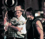 In einer Bar in Mexico werden Kate (Juliette Lewis), ihr Vater Jacob (Harvey Keitel) und Pete (John Hawkes) von zwei Bankr&auml;ubern bedroht.