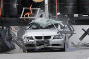Ein übermüdeter LKW-Fahrer verursacht einen Massencrash auf der Autobahn, bei dem auch die Autobahnpolizisten Ben und Semir in Mitleidenschaft gezogen werden... Ein übermüdeter LKW-Fahrer verursacht einen Massencrash auf der Autobahn, bei dem auch die Autobahnpolizisten Ben und Semir in Mitleidenschaft gezogen werden...
