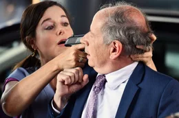 Lynda (Laure Calamy) bedroht Monsieur Suzy (Olivier Broche) mit seiner eigenen Schreckschusspistole.