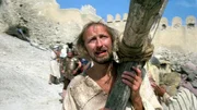 Brian (Graham Chapman) auf dem Weg zu seiner Kreuzigung..Brian (Graham Chapman) auf dem Weg zu seiner Kreuzigung..