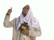 Ford Prefect (Mos Def), Reporter des allseits beliebten Reisef&uuml;hrers "Per Anhalter durch die Galaxis", wei&szlig;, dass die Zerst&ouml;rung der Erde durch die Vogonen unmittelbar bevorsteht. Es gelingt ihm, sich und seinen besten Freund Arthur noch rechtzeitig vor dem sicheren Tod zu retten, indem die beiden sich an Bord des Vogonen-Raumschiffs schmuggeln ...