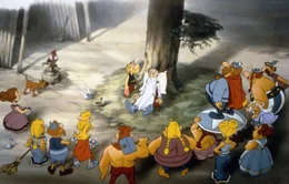Asterix (3.v.li.), Obelix (2.v.re.) und die restlichen Gallier machen sich Sorgen um Miraculix (Mi.). Obelix hat ihn mit einem schweren Hinkelstein getroffen und nun kann sich dieser nicht mehr an die Formel des Zaubertranks erinnern.