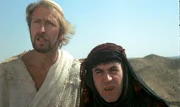 Brian (Graham Chapman) und seine Mutter (Terry Jones, re.) sind auf dem Weg zu einer Steinigung..