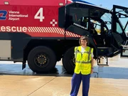 Esther bei Flughafen-Feuerwehr.