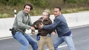 Ben (Tom Beck, li.) und Semir (Erdogan Atalay, re.) k&ouml;nnen in letzter Sekunde den kleinen Felix (Mateo Wansing Lorrio) retten, bevor er von den heranrasenden Autos &uuml;berfahren wird...
