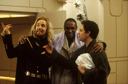 Der Pr&auml;sident der Galaxis, Zaphod Beeblebrox (Sam Rockwell, l.), enth&uuml;llt Arthur (Martin Freeman, r.) und seinem Freund Ford (Mos Def, M.) seine Absicht, mit Hilfe des Raumschiffes "Herz aus Gold" den Planten Magrathea zu finden, um an den Supercomputer "Deep Thought" zu kommen, der die ultimativen Antworten auf das Leben kennt ...