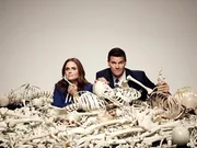 9. Staffel: Dr. Temperance "Bones" Brennan (Emily Deschanel) und Special Agent Seeley Booth (David Boreanaz) 9. Staffel: Dr. Temperance "Bones" Brennan (Emily Deschanel) und Special Agent Seeley Booth (David Boreanaz)