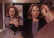 Scully (Gillian Anderson, l.) versucht, Sharon Kiveat (Karen Witter, M.) vor Darin Oswald (Giovanni Ribisi, r.) zu besch&uuml;tzen, der sich in sie verliebt hat und seine &uuml;bernat&uuml;rlichen F&auml;higkeiten dazu benutzt, um alle im Weg stehenden Menschen aus dem Weg zu r&auml;umen.