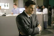 Bei den weiteren Ermittlungen fragt sich Booth (David Boreanaz), wer wohl als n&auml;chstes aus den eigenen Reihen Opfer des Serienm&ouml;rders werden wird.