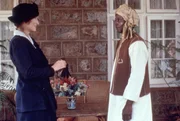 Karen Blixen (Meryl Streep, l.) berichtet Farah (Malick Bowens, r.) von ihrem Vorhaben, eine Schule f&uuml;r Eingeborene zu er&ouml;ffnen ...