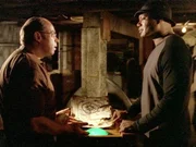 Dr. Lee (Bill Dow, li.) und Teal'c (Christopher Judge, re.) versuchen die Bombe zu entsch%rfen...
