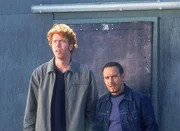 Alarm f&uuml;r Cobra 11 - Die Autobahnpolizei "Extrem". Im Bild: Semir (Erdogan Atalay, re.) und Hartmut (Niels Kurvin) beobachten, wie Jan mit dem Wagen &uuml;ber sie hinwegspringt. Hartmut kann nur schwer verkraften, was mit seiner Lucy geschieht.