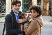 Lucas (Jonah Hauer-King) und Olivia (Alexandra Shipp) retten Bella aus einem verfallenden Haus, als sie noch ein Welpe ist.