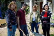 Nele Starke (Eva Maria Sommersberg, l.) und Simon Starke (Hadi Khanjanpour, 2.v.l.) sind w&uuml;tend &uuml;ber Martin Raab, nachdem er sie beim Verkauf des Hauses abgezockt hat. F&uuml;r Tamara Meurer (Anja Pahl, 2.v.r.) und Pauline Hobrecht (Agnes Decker, r.) ergibt sich daraus ein Motiv.