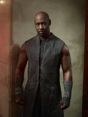 (1. Staffel) - Amenadiel (D.B. Woodside), der Bruder des Teufels, versucht, Lucifer wieder zur&uuml;ck auf seinen Thron zu holen. Wie weit wird er daf&uuml;r gehen?