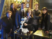 (v.li.) TJ Thyne, Michaela Conlin, David Boreanaz, Emily Deschanel, Eric Millegan und Tamara Taylor.