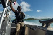 AMO-Agent Smith steht auf einem Boot und blickt auf das offene Meer in Fajardo, Puerto Rico.
