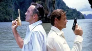 Der Profi-Killer Scaramanga (Christopher Lee, li.) oder der Geheimagent James Bond (Roger Moore), wer ist der Sieger?