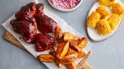 Barbecue-Hühnchen mit Mais und Krautsalat. Barbecue-Hühnchen mit Mais und Krautsalat.