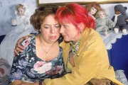Rita (Gaby K&ouml;ster, r.) ist zu Gisi (Franziska Traub) gefahren, um sie zu tr&ouml;sten. Sie versucht Gisi klarzumachen, dass im Leben nicht immer alles geradeaus l&auml;uft...