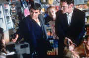Auf der Flucht &uuml;berfallen die beiden eiskalten Verbrecher Seth Gecko (George Clooney, l.) und sein Bruder Richard (Quentin Tarantino) einen Supermarkt. Doch kommen sie mit ihrer Beute einfach so davon?