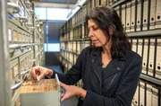 Diane Tempel-Bornett im Archiv des Volksbundes deutscher Kriegsgr&auml;berf&uuml;rsorge in Kassel.