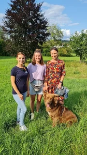 v.l.: Trainerin Sophie Grethe, Lara und Kerstin mit Mischlingsr&uuml;de "Balou".