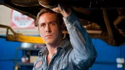 Der namenlose "Driver" (Ryan Gosling) gilt als der beste Fahrer f&uuml;r die Fluchtfahrzeuge von Raub&uuml;berf&auml;llen.; Der namenlose &bdquo;Driver&ldquo; (Ryan Gosling) gilt als der beste Fahrer f&uuml;r die Fluchtfahrzeuge von Raub&uuml;berf&auml;llen.