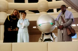 Auf ihrer galaktischen Tramper Tour machen Arthur und Ford (Mos Def, r.) einen Zwischenstopp auf dem Raumschiff "Herz aus Gold", das von Zaphod Beeblebrox (Sam Rockwell, l.) und seiner Gef&auml;hrtin Trillian (Zooey Deschanel, M.) gesteuert wird. Trillian ist f&uuml;r Arthur allerdings keine Unbekannte ...