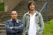 Semir (Erdogan Atalay, l.) und Ben (Tom Beck) sind froh, dass Hartmut es geschafft hat, das Vertrauen des autistischen Felix zu gewinnen. Wird er Hartmut anvertrauen, was mit dem Geld aus dem &Uuml;berfall passiert ist?
